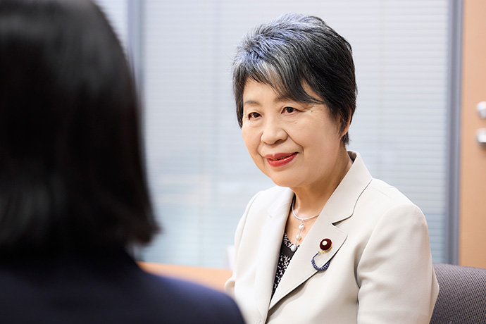 インタビューに答える衆議院議員の上川陽子さん