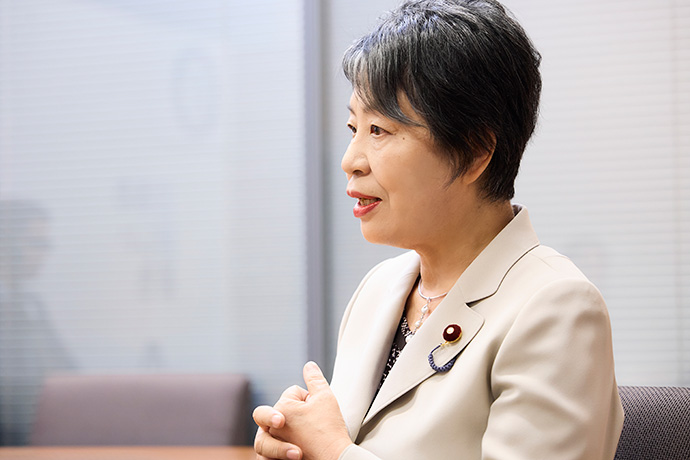 インタビューに答える衆議院議員の上川陽子さん