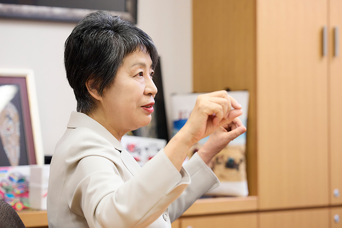 インタビューに答える衆議院議員の上川陽子さん