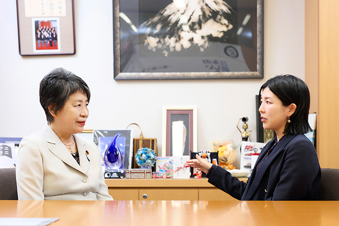 対談する上川陽子さんと『女の転職type』編集長の小林佳代子