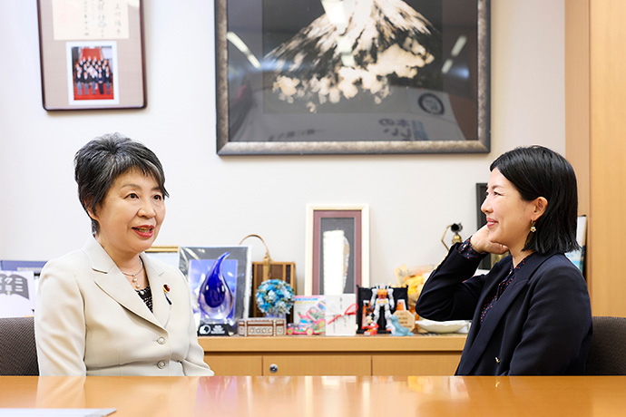 対談する上川陽子さんと『女の転職type』編集長の小林佳代子