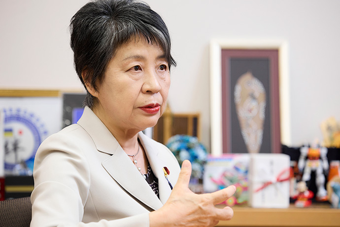 インタビューに答える上川陽子さん