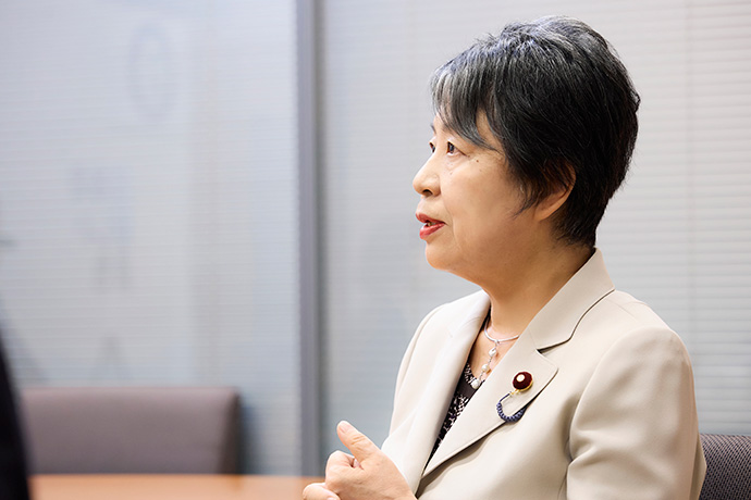 インタビューに答える上川陽子さん