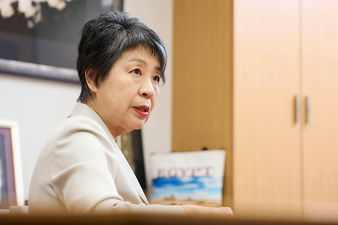 インタビューに答える上川陽子さん
