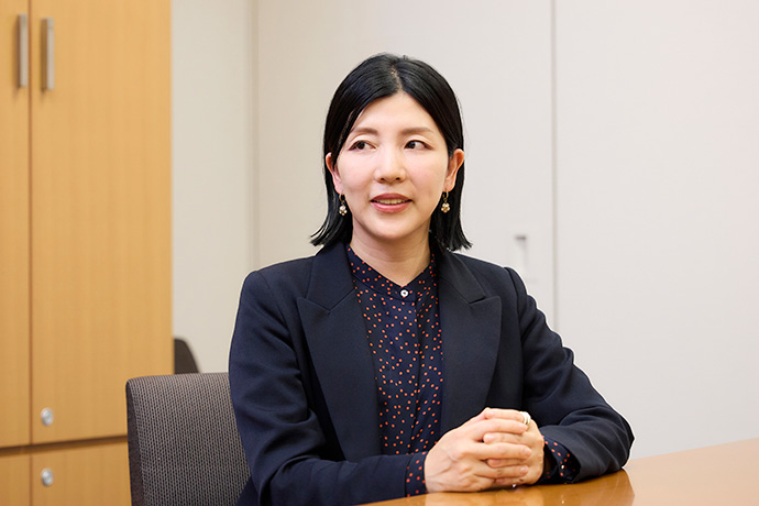 上川陽子さんにインタビューする『女の転職type』編集長の小林佳代子