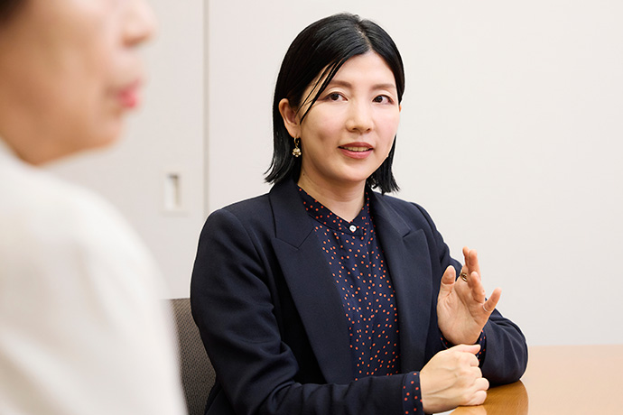 上川陽子さんにインタビューする『女の転職type』編集長の小林佳代子