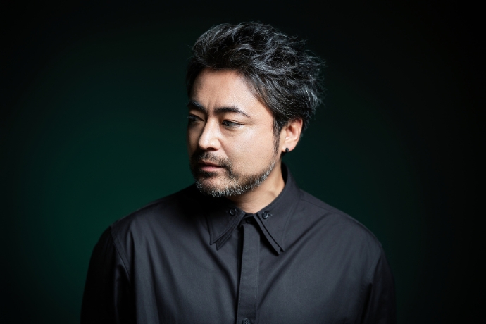 ヘアメイク／南辻光宏 スタイリスト／飯田恵理子(CORAZON)  衣装 シャツ／￥35,200／Ground Y（グラウンド ワイ） ＜お問い合わせ先＞ Ground Y（グラウンド ワイ） ヨウジヤマモト プレスルーム／TEL 03-5463-1500