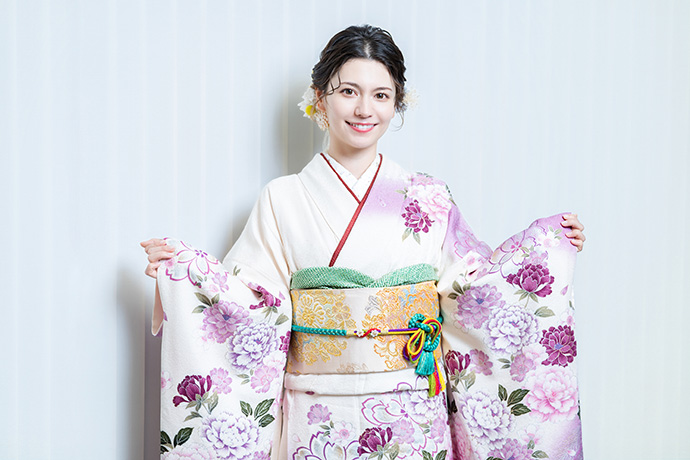 カメラに向かってポーズを取るLynnさん
