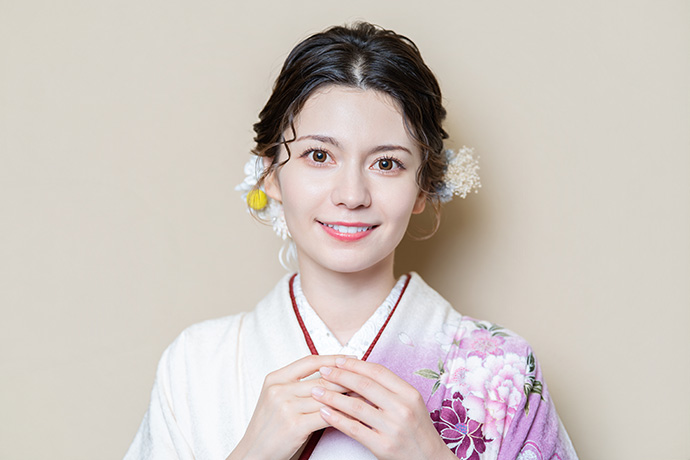 カメラに向かってポーズを取るLynnさん