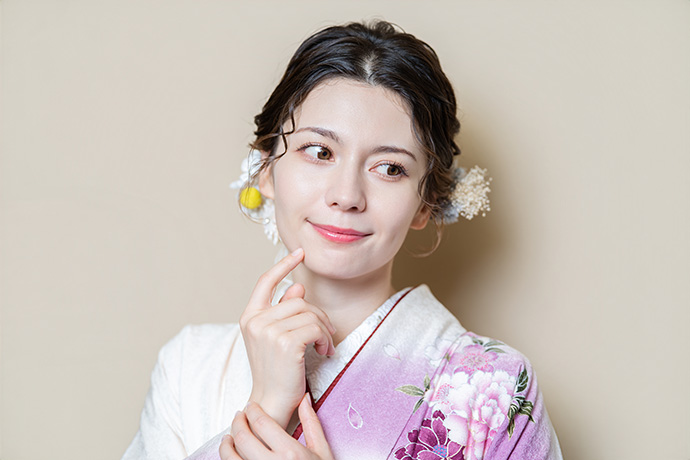 カメラに向かってポーズを取るLynnさん