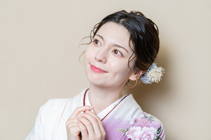 カメラに向かってポーズを取るLynnさん