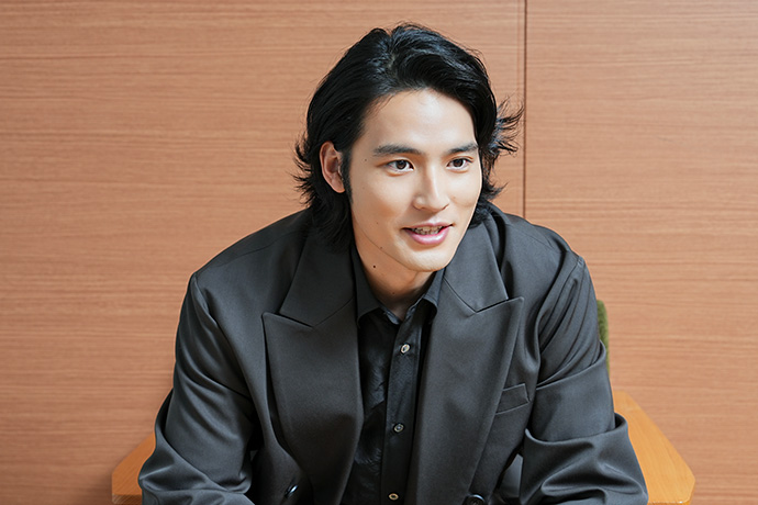 インタビューに答える水上恒司さん