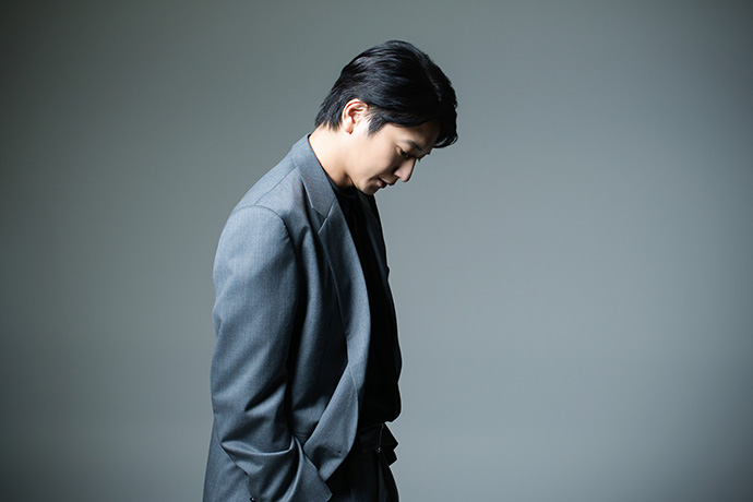 カメラに向かってポーズを取る向井理さん