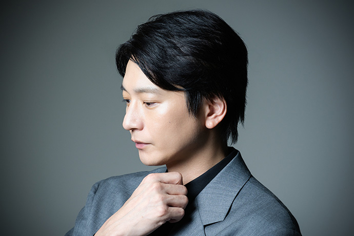 カメラに向かってポーズを取る向井理さん