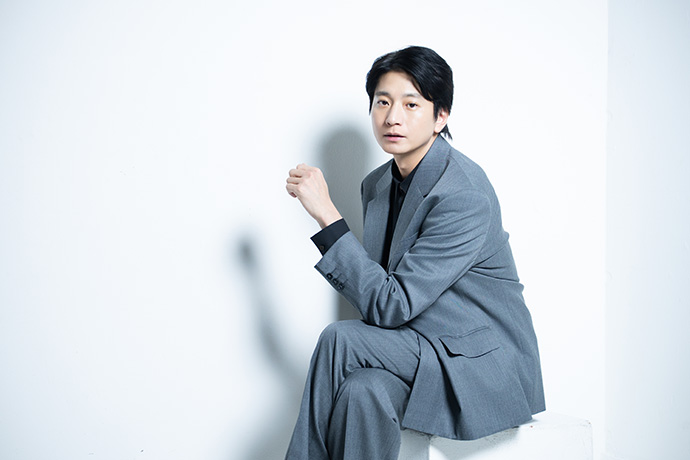 カメラに向かってポーズを取る向井理さん