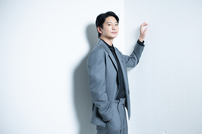 カメラに向かってポーズを取る向井理さん