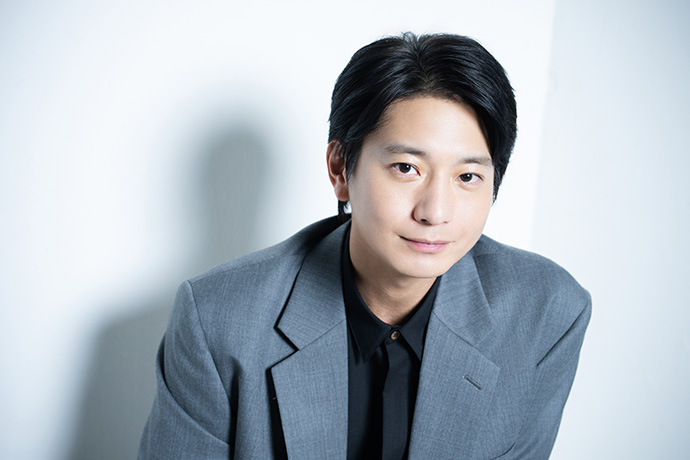カメラに向かってポーズを取る向井理さん