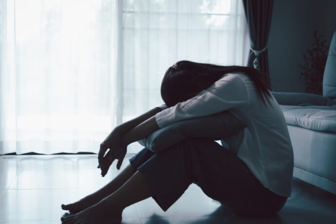 落ち込む女性