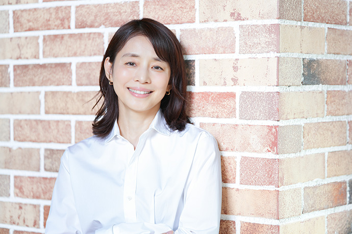 カメラに向かってポーズを取る俳優の石田ゆり子さん