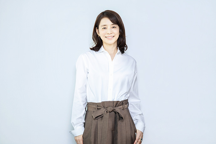 カメラに向かってポーズを取る俳優の石田ゆり子さん
