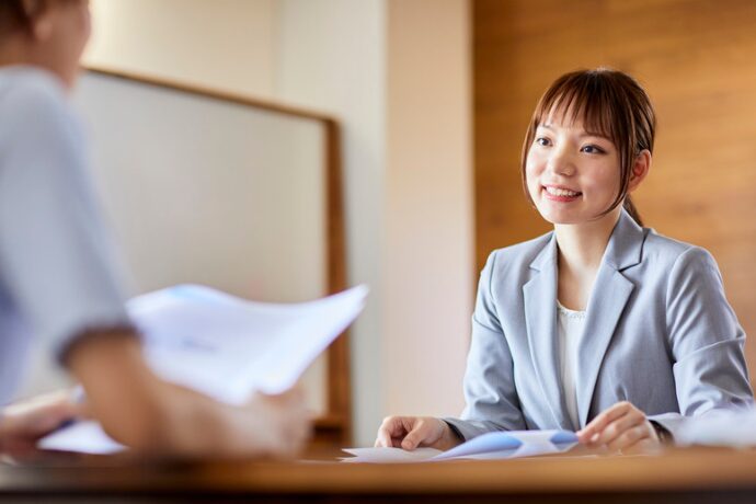 面接を受ける女性の写真