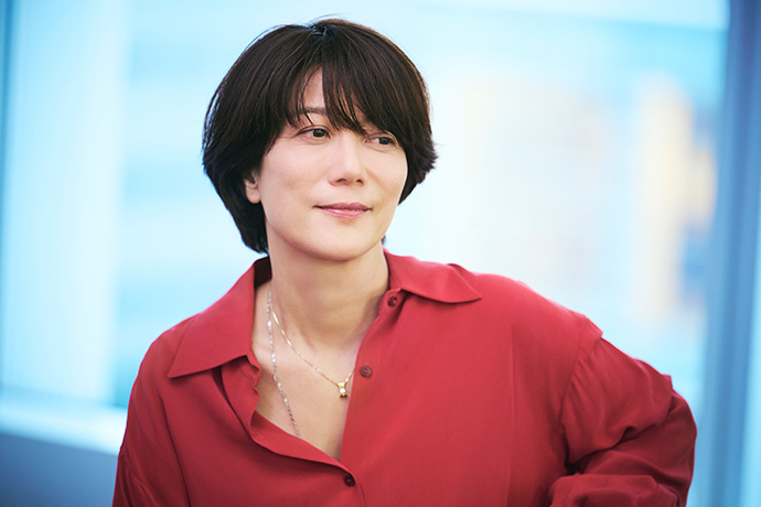 カメラに向かってポーズを取る映画監督の三島有紀子さん
