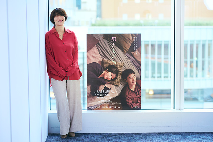 カメラに向かってポーズを取る映画監督の三島有紀子さん