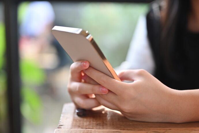 スマートフォンを見ている手元