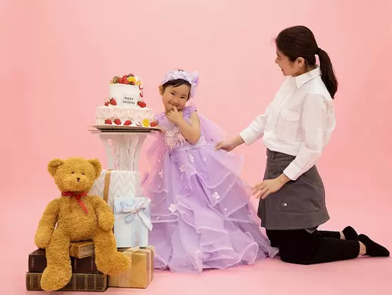 お客様のご要望をお聞きした上で、お子様へ衣装の着付けやメイクアップをしていきます。